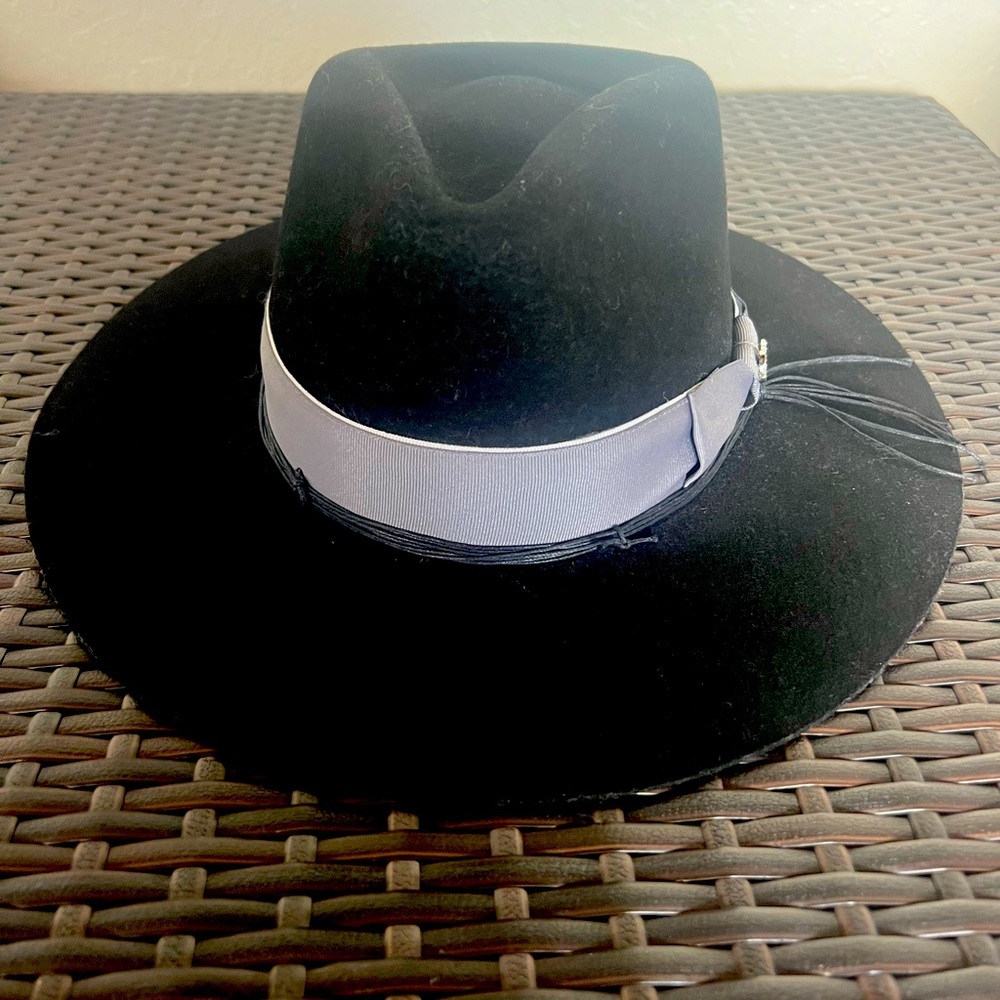Brand new! Elegant Italian Wool Felt Wide Brim Fedora